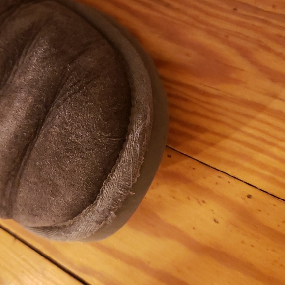 UGG Classic Short 2 Boot, Sized 6 in Grey. - Picture 7 of 9